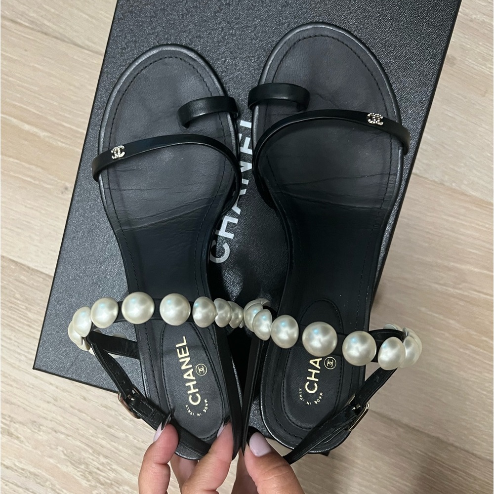 Chanel size 38 leather and pearl sandals with low heel